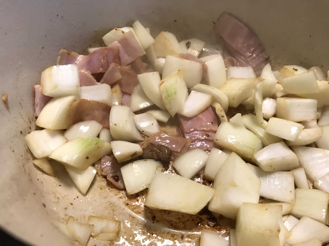 お肉を取り出した後の鍋で、切っておいた玉ねぎ・ベーコンを炒めていきます。