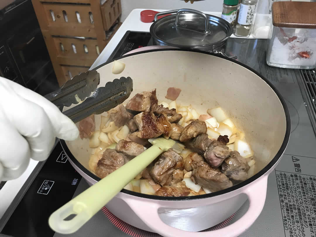 玉ねぎとベーコンに肉の脂と旨味が十分絡んできたら、鍋に肉を戻します。