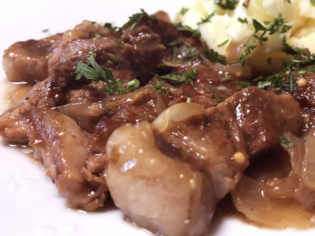 1～2時間煮込んだ和豚もちぶた肩ロース肉は、お箸で崩れるほどの柔らかさ。