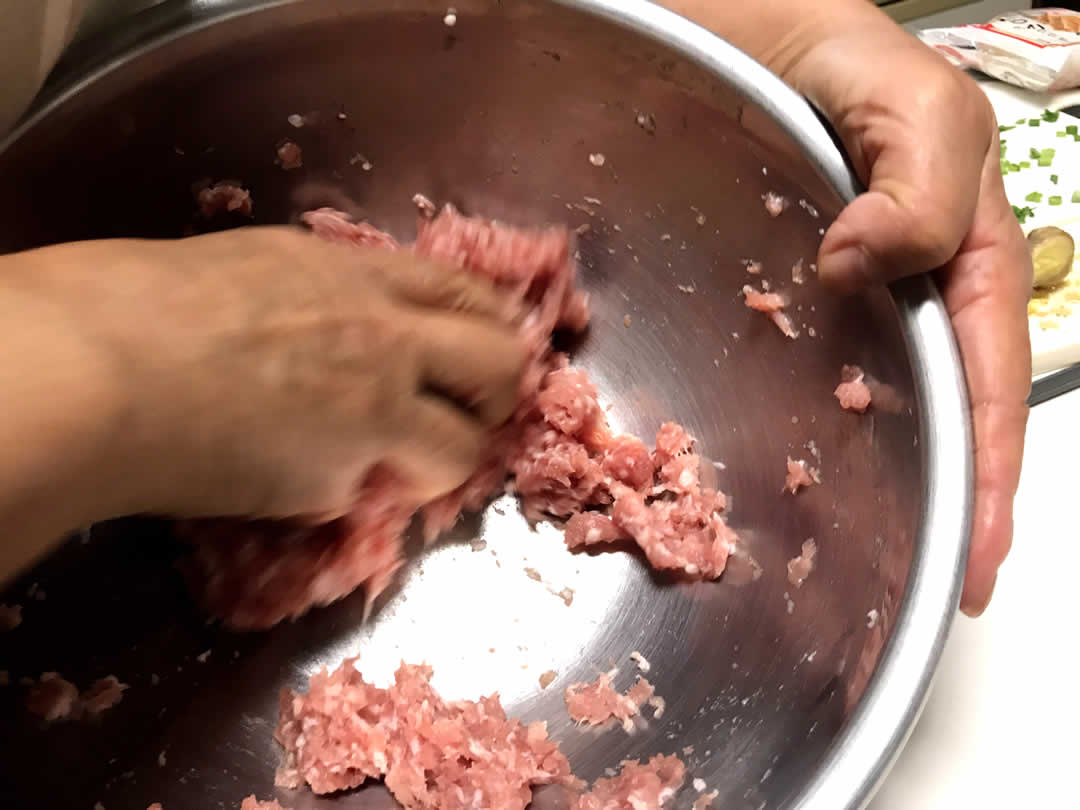 ひき肉は、先に塩だけを加え、よく混ぜておきます。