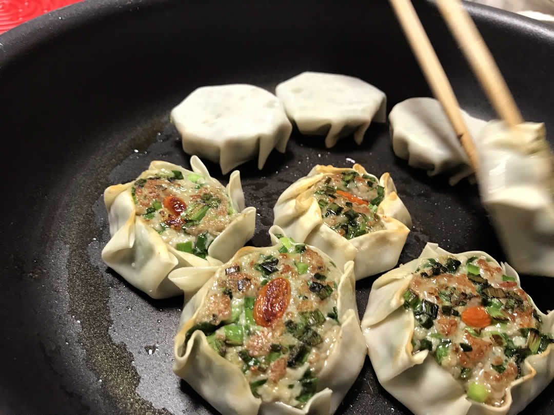 ニラまんをごま油で焼き上げます。