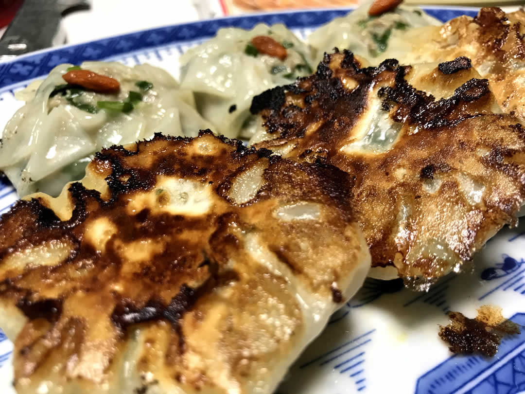 続いてニラまんも味わいます。焼きあがったニラまんは、底の面に香ばしい焼き色がつきました。