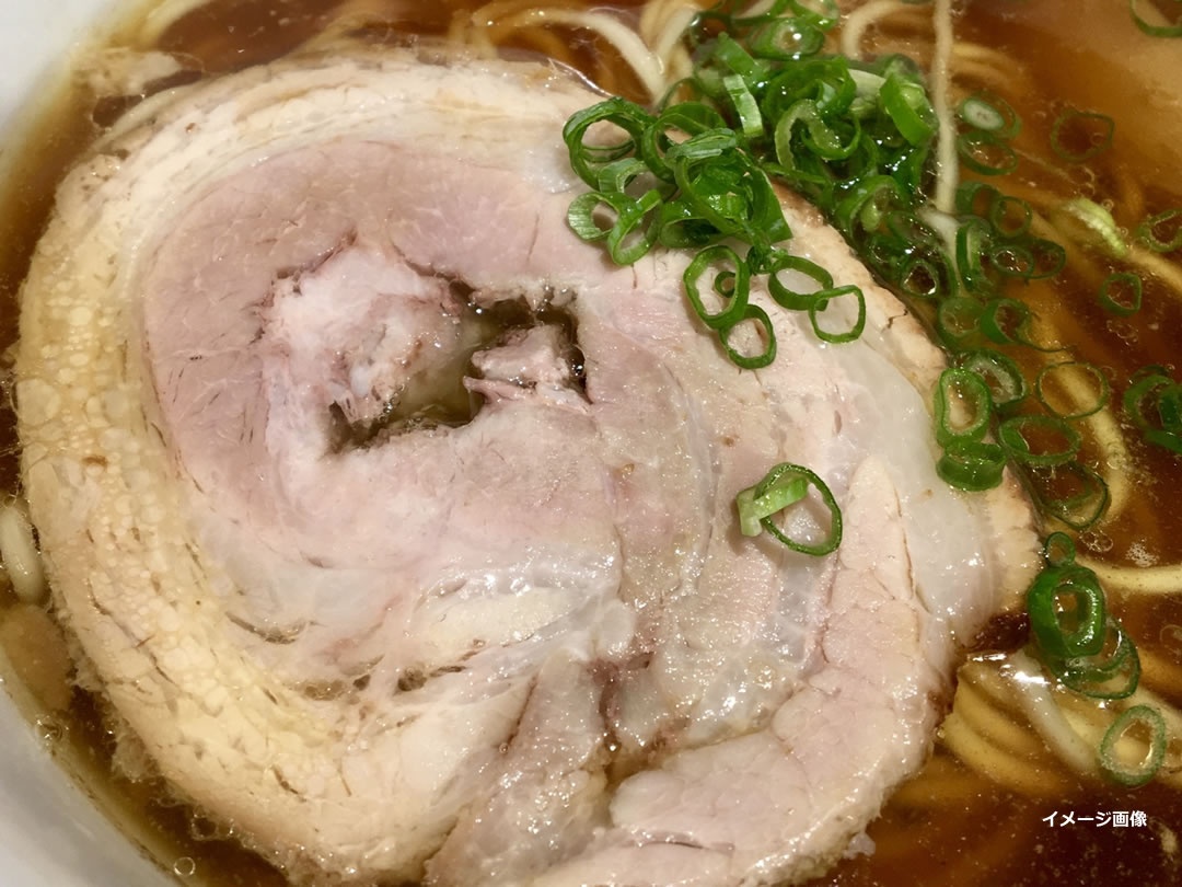 いっぽう、日本のラーメン屋さんなどで出されるチャーシューは、ほとんどが「煮豚」に味をつけたもの。