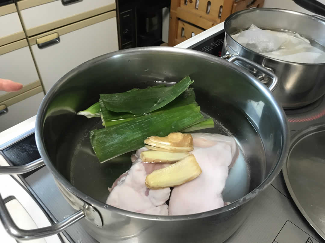 たっぷりの水を入れた鍋に、ネギの青いところとショウガバラ肉ブロックを入れ、ごくごく弱火で1時間半煮込みます。