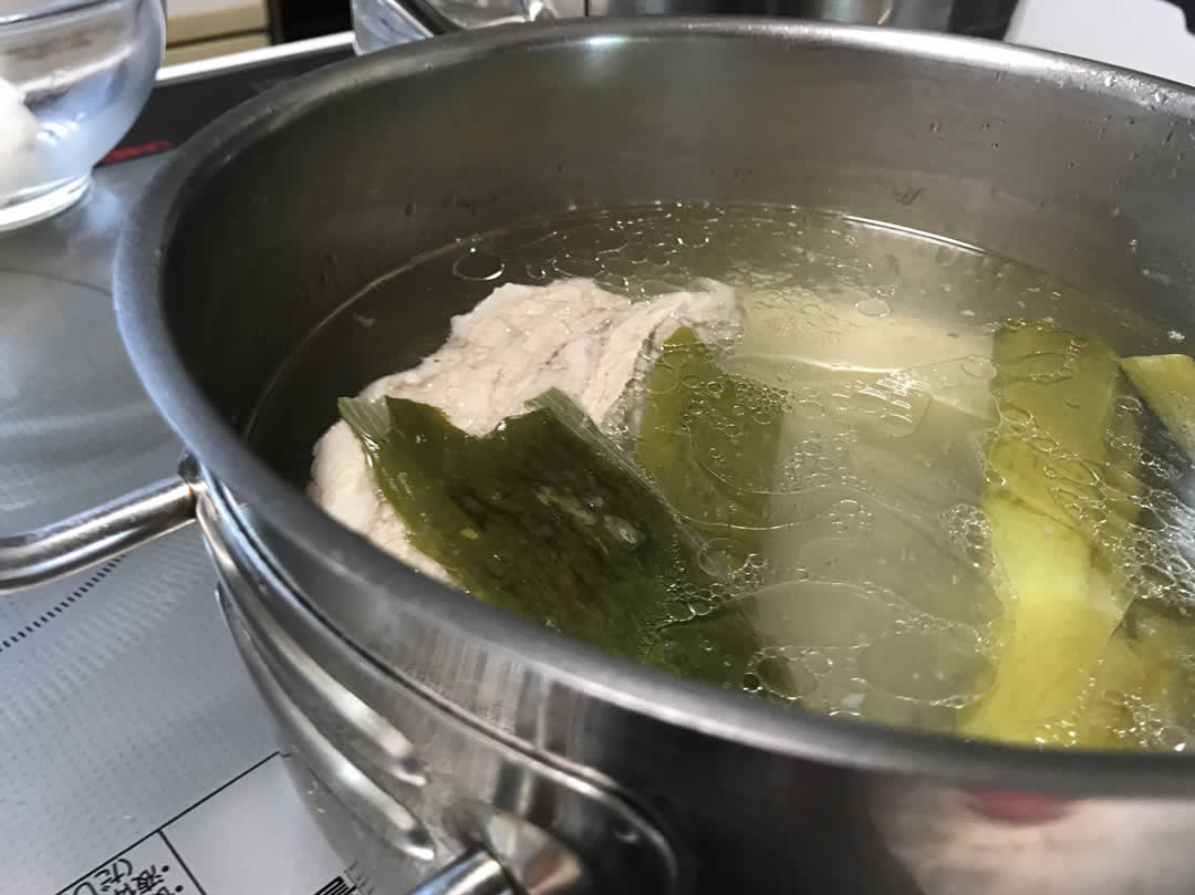ちなみに、煮汁も旨味たっぷりのスープになります。お肉を取り出した後はしばらく冷ましておきましょう。