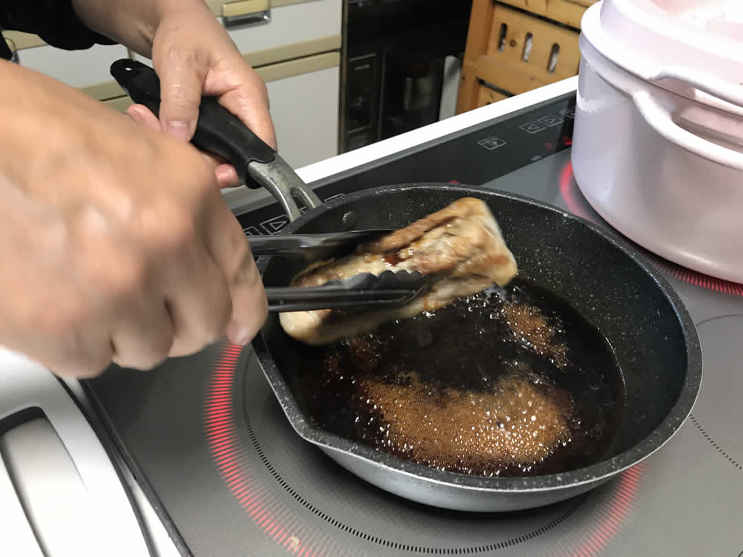 肉に焼き目をつけたフライパンをそのまま使い、タレの材料を入れていきます。