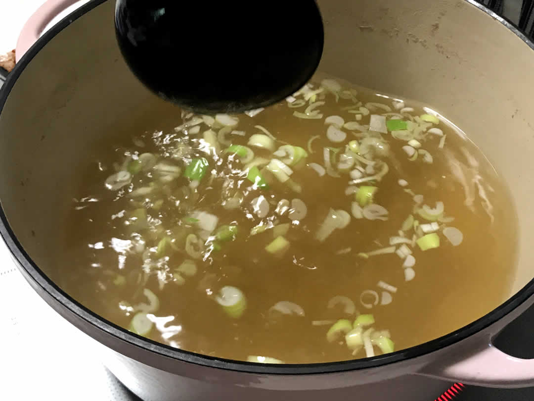 香味野菜と脂を取り除いたら、中華スープの素を加え温め、刻みネギを散らすとおいしい中華スープのできあがり^^