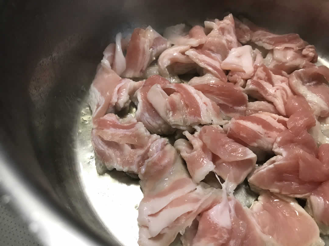 鍋で油を熱し、お肉を置いたら最初はそのまま動かさないようにします。