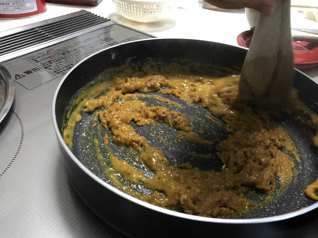 カレー粉がまんべんなく混ざったらいったん火をとめ、野菜を煮込んでいる鍋のスープを少しずつ入れてルーを伸ばします。