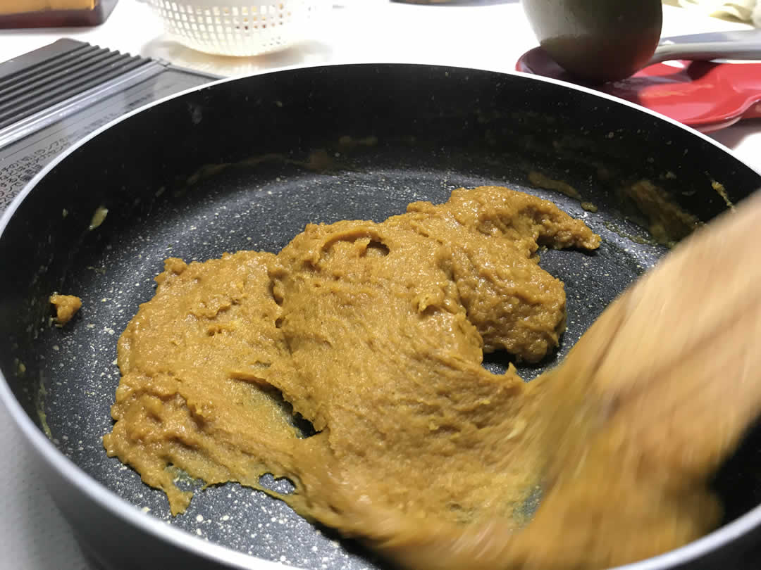 今でこそ様々なカレールーやスパイスが手軽に手に入りますが、昭和前半まではまだまだカレー粉で作ったカレーが中心。