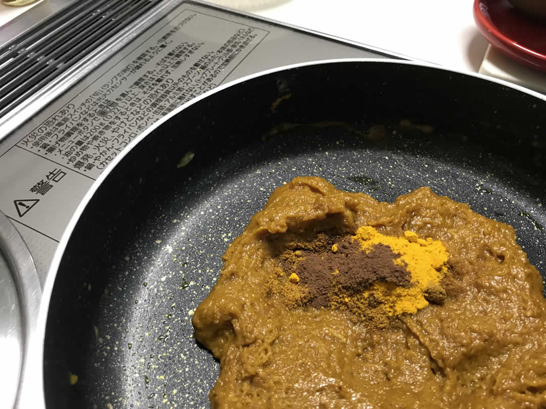 別バージョンで「令和版」のカレーも作り、食べ比べをすることに！