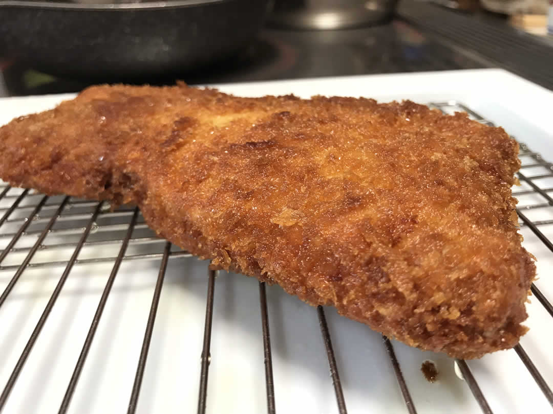 きれいなきつね色に上がったロース厚切りのトンカツは、そのまま定食になりそうなド迫力！