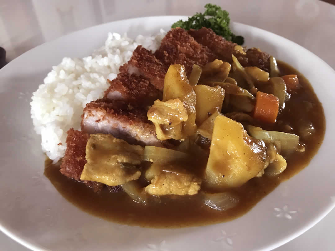 ずっしりと安定感のあるビジュアルはまさに「昭和」そのもの。明るい黄色に輝くカレールーも懐かしさ満載です。