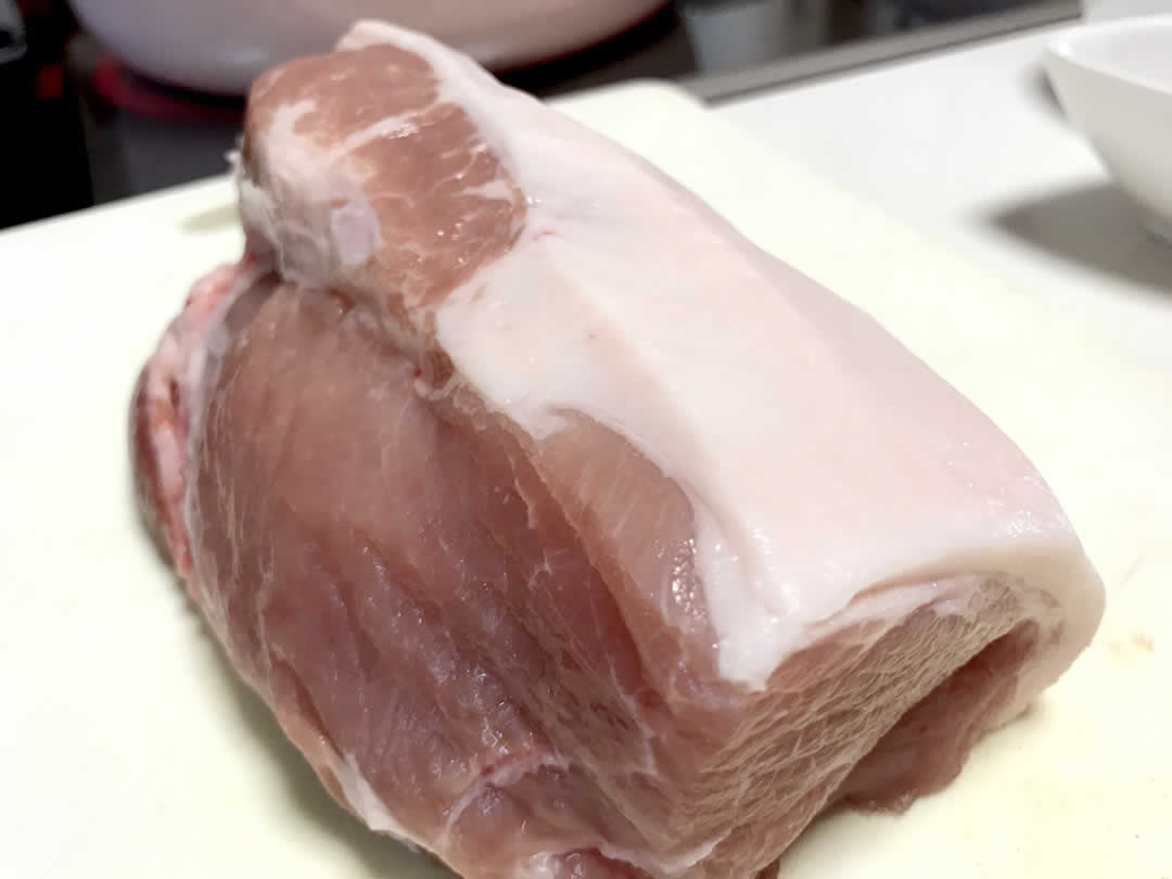 用意したお肉は和豚もちぶたモモ肉500gのかたまり。4つに均等に切り分けたら下味をつけていきます。