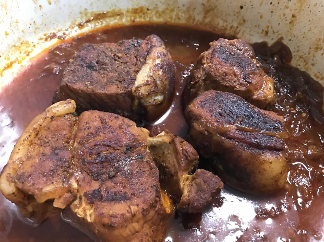 柔らかく煮あがったお肉を鍋から取り出します。残った煮汁はバーベキューソースのもとになるのでそのまま取っておきましょう。
