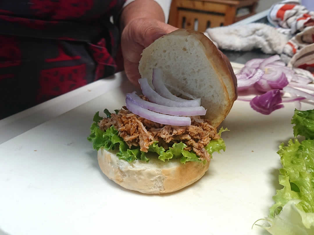 焼きたてバンズにプルドポークや野菜をたっぷり挟んだ、バーガーを作っていきます。