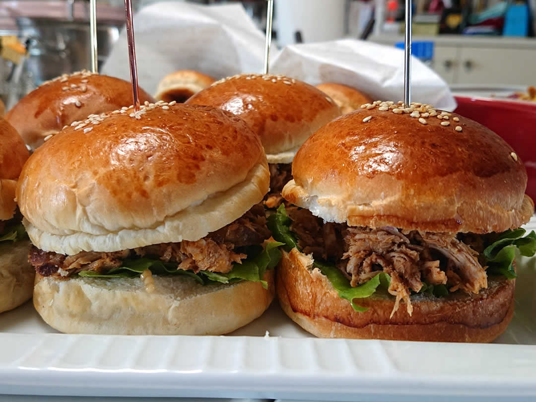 焼きたてのバンズは、もちもちとした食感とリッチな味わいで、バーベキュー風味をさらに引き立てます。