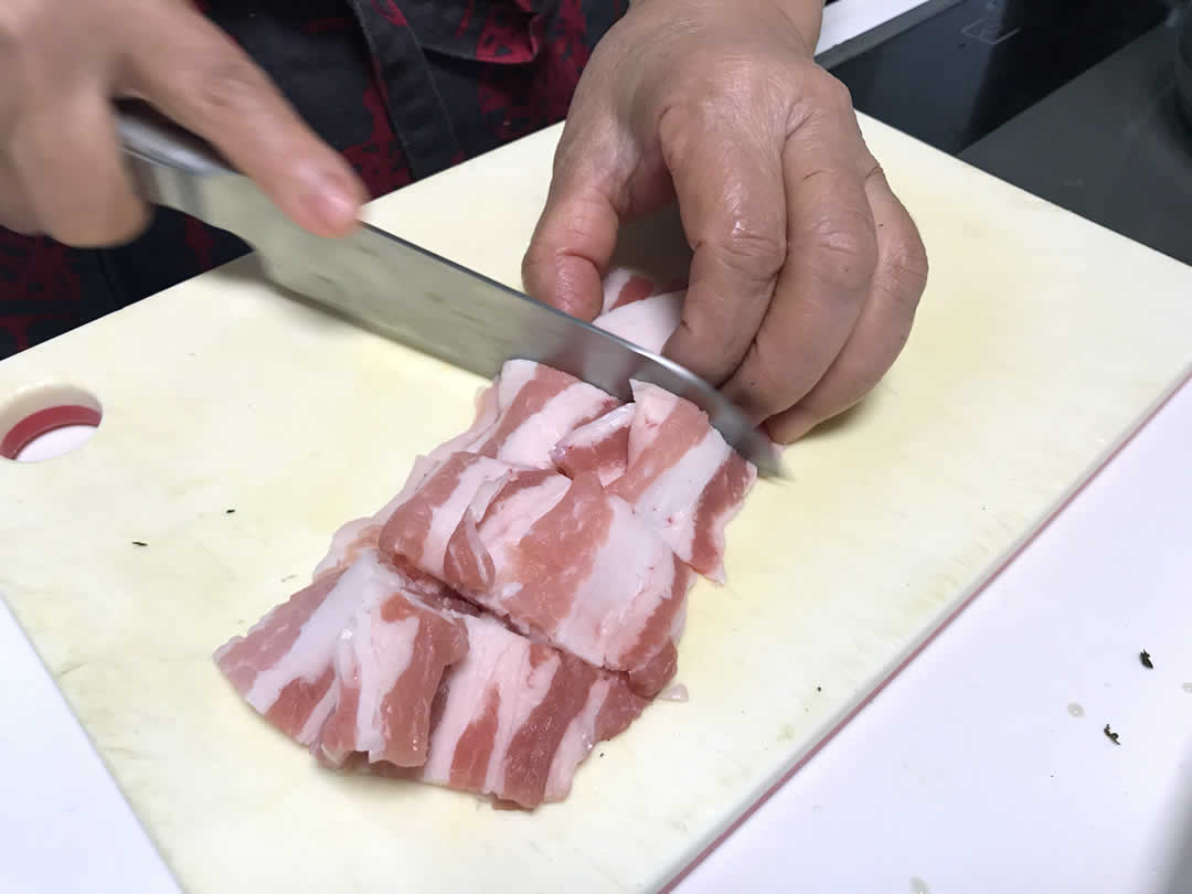 和豚もちぶたのバラ肉スライスは3cm程度に切り分けておきます。バラ肉でなく豚小間でもOKです。