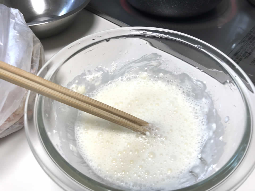 具材にまんべんなく小麦粉を絡めたら、揚げる分量だけをお玉にとります。そこに薄めに溶いたてんぷら粉を回しかけてつなぎにしたら、揚げ油に投入