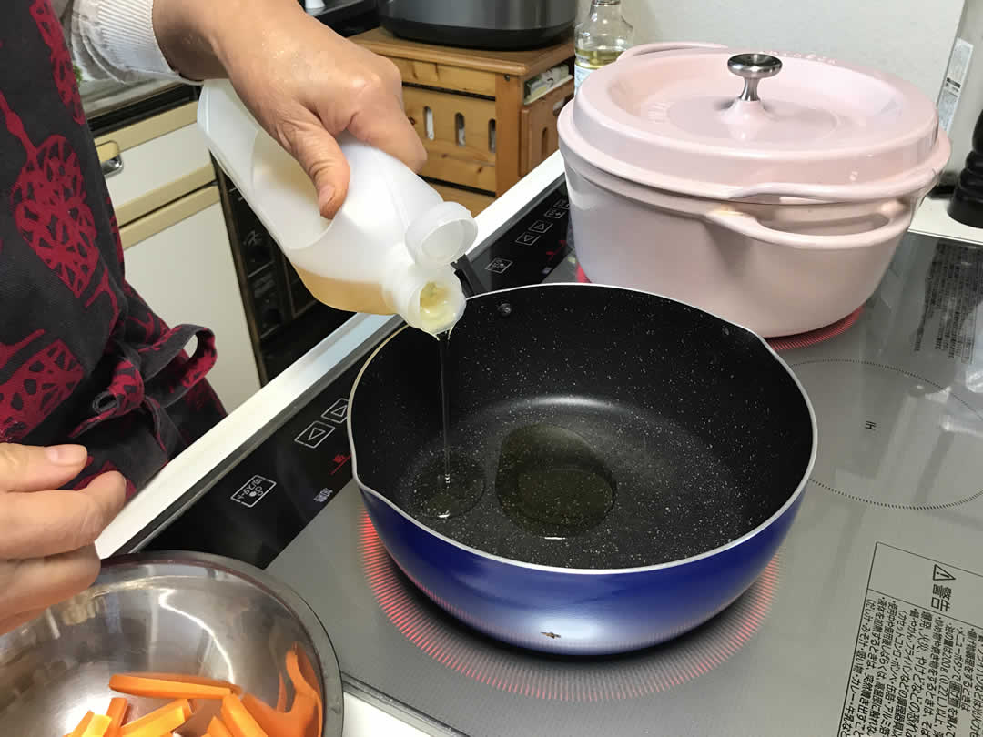 きんぴらを作る フライパンに油を熱します。今回はごま油とこめ油を半分ずつブレンドしました。