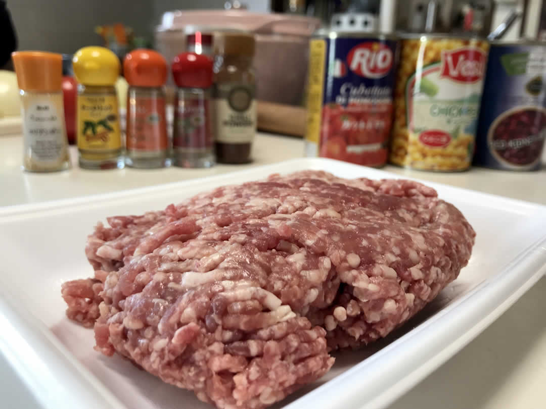 先生宅のキッチンテーブルで調理を待っているのは、和豚もちぶたのふっくらとしたひき肉、それにたくさんのスパイス。