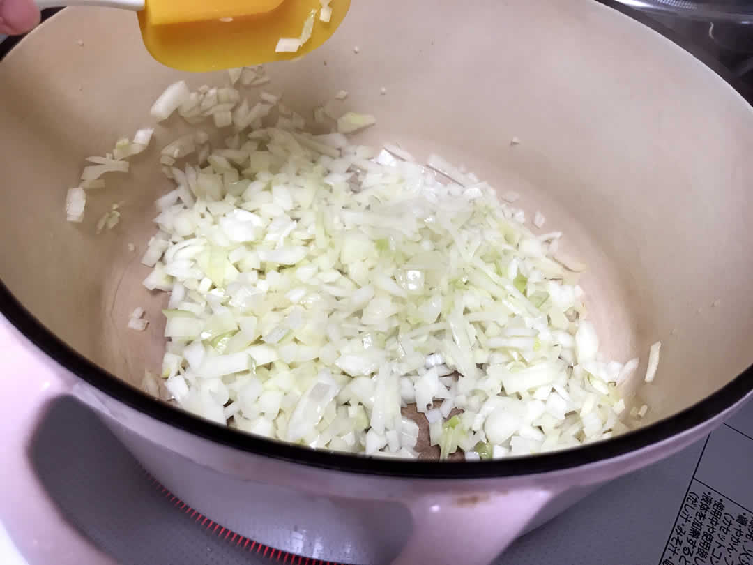 にんにくの香りが立ったところで、粗みじんに切った玉ねぎを入れてさらに炒めます。