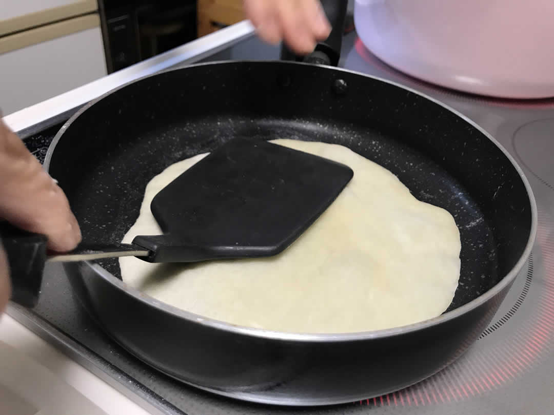 軽く焦げ目がつくように、上からヘラなどで押し付けます。裏側も同様に焼いたら出来上がり。