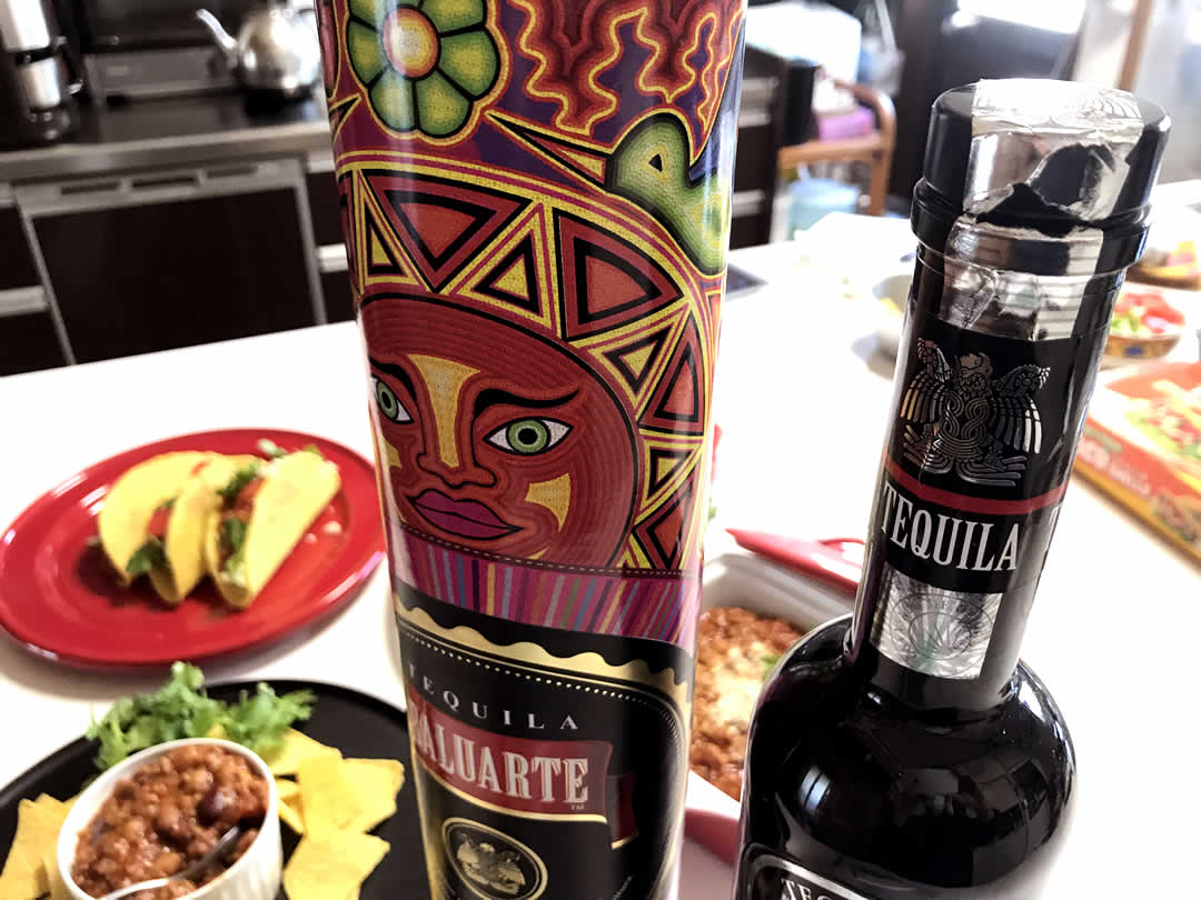 テーブルの演出に、と先生が出してくれたのは、メキシコらしいデザインのテキーラのボトル。煮込み料理でありながら、どことなくドライな香りのするチリコンカーンにはぴったりのお酒です。