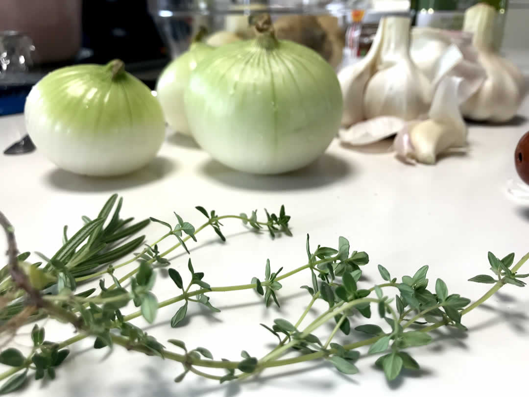 さっそくバスク料理に取り掛かる前に、今回使う野菜やハーブを準備します。お庭の菜園を見せていただけることに！