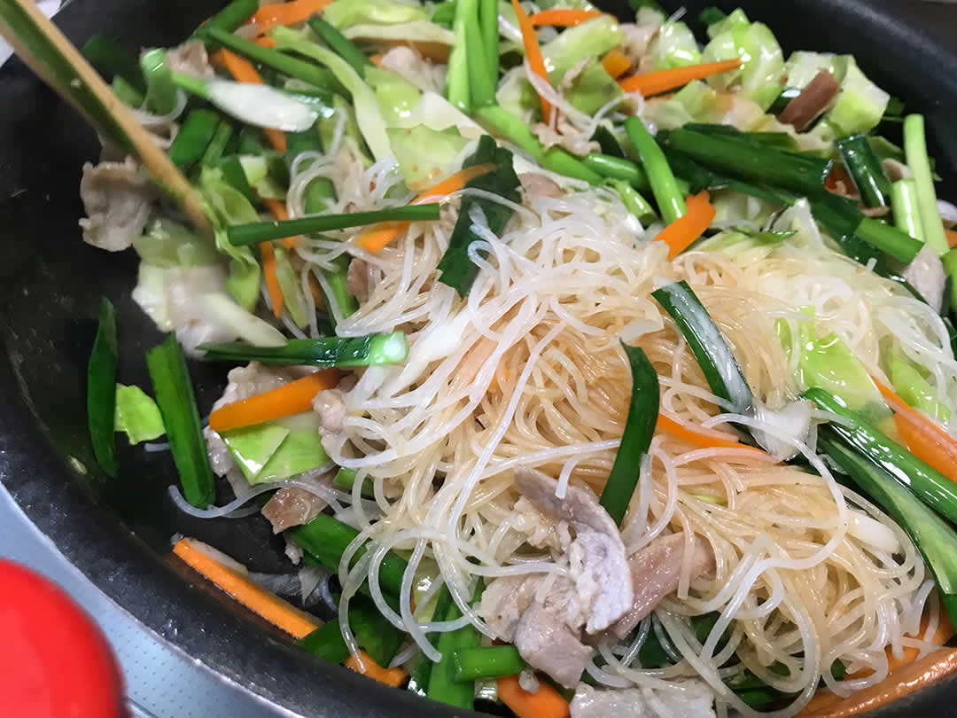 中華風の炒め物には、ラーメン屋さんで使う普通のテーブルコショー(白コショー)が最適。