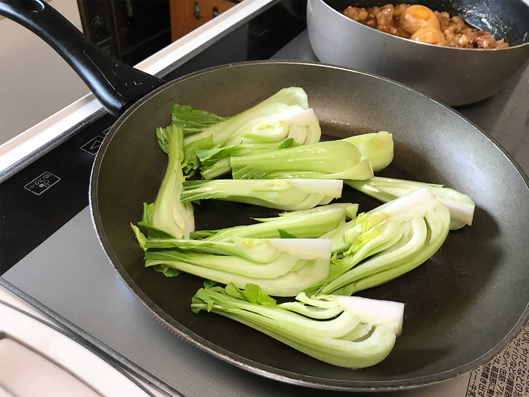 葉のほうはそのまま食べやすい大きさに切っておきます。芯のほうは太いので、縦4つに切り分たら油を引いたフライパンで炒め、少し多めの塩をかけます。