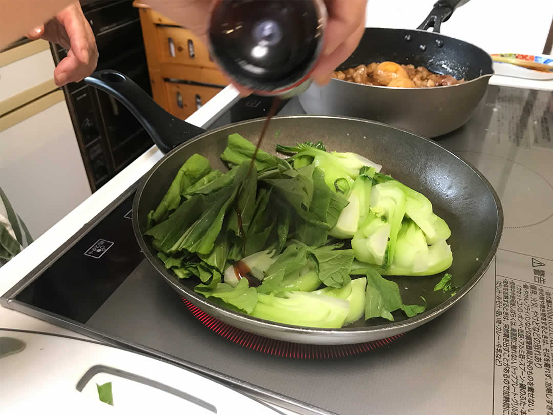 芯に火が通ったら、いったんざるにあけ湯を切ります。ライパンに戻したら、葉も入れて炒めます。オイスターソースをかけ、葉に火が通ったら出来上がりです。