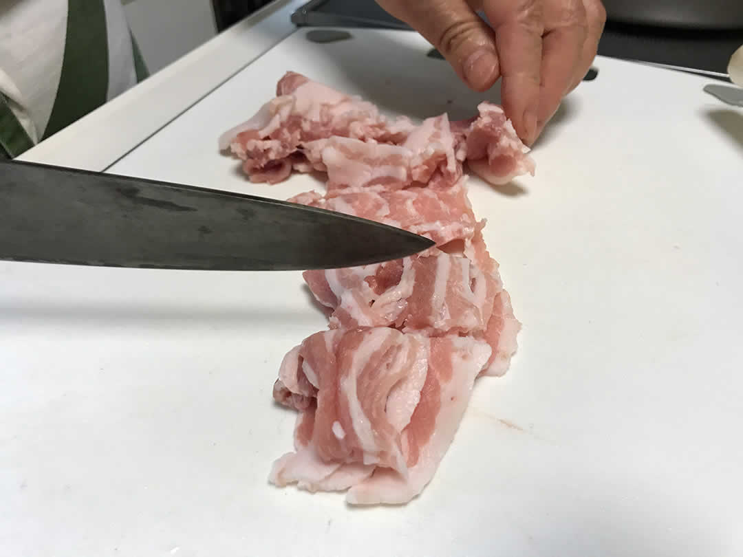 和豚もちぶたバラ肉スライスは一口大に。