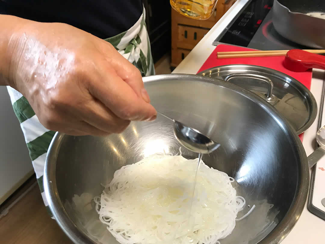 水気を切ったビーフンをボウルに移したら、最後に大さじ1杯程度の油を回しかけ、よく絡めておきます。