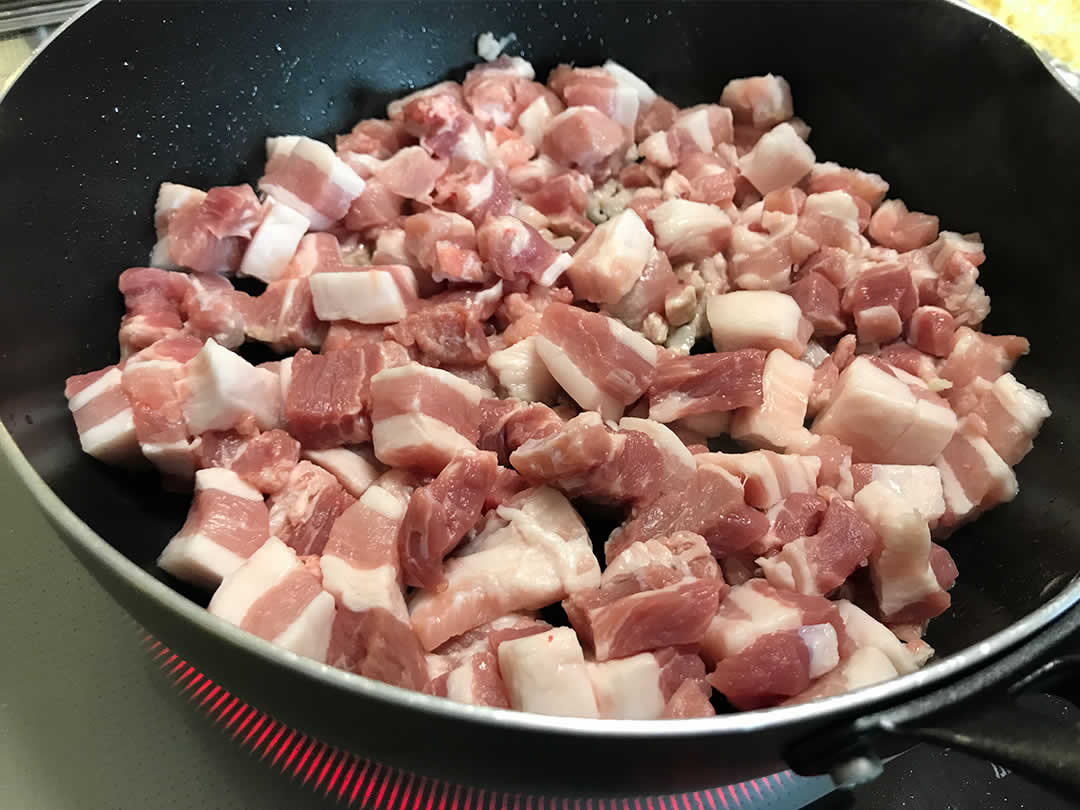 フライパンを熱してバラ肉を炒めます。肉の表面の色が変わってきたら、醤油・砂糖・酒・酢を入れます。酒は、もしあれば紹興酒がおすすめ。