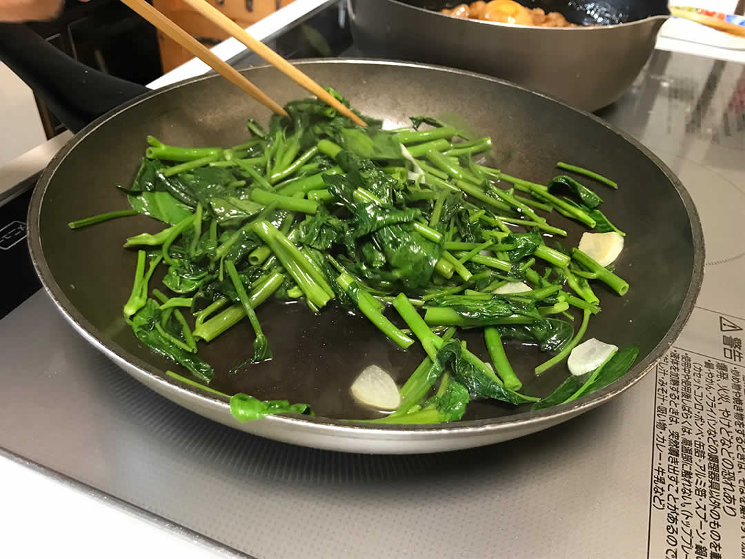 香りづけにごま油をかけたら出来上がり！