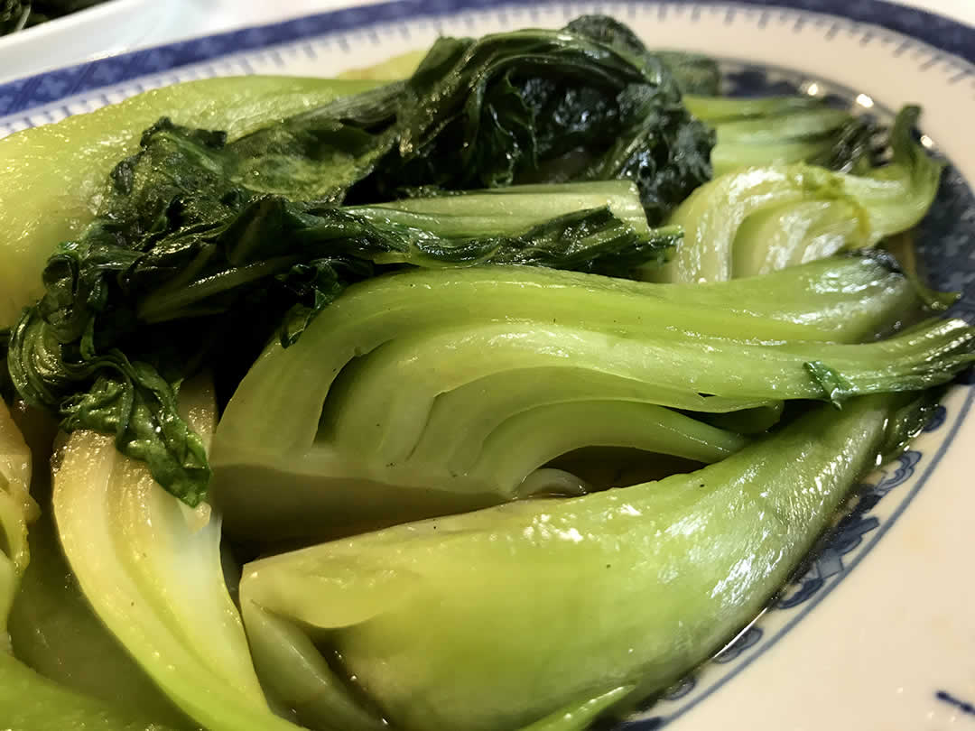 どちらも青菜の炒め物には違いないのですが、水っぽさはなく、味わいに深みがあるのです。