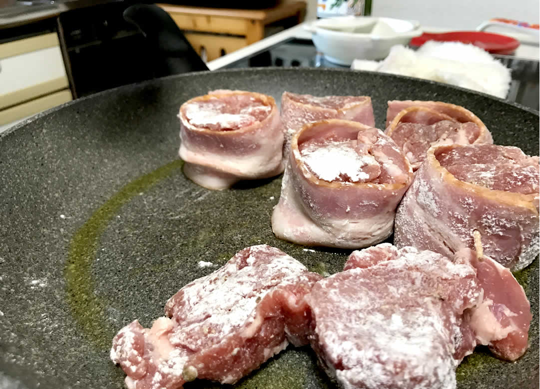 ある程度の焼き目がつき油に旨味がたっぷり溶け出したら、お肉はいったん取り出します。