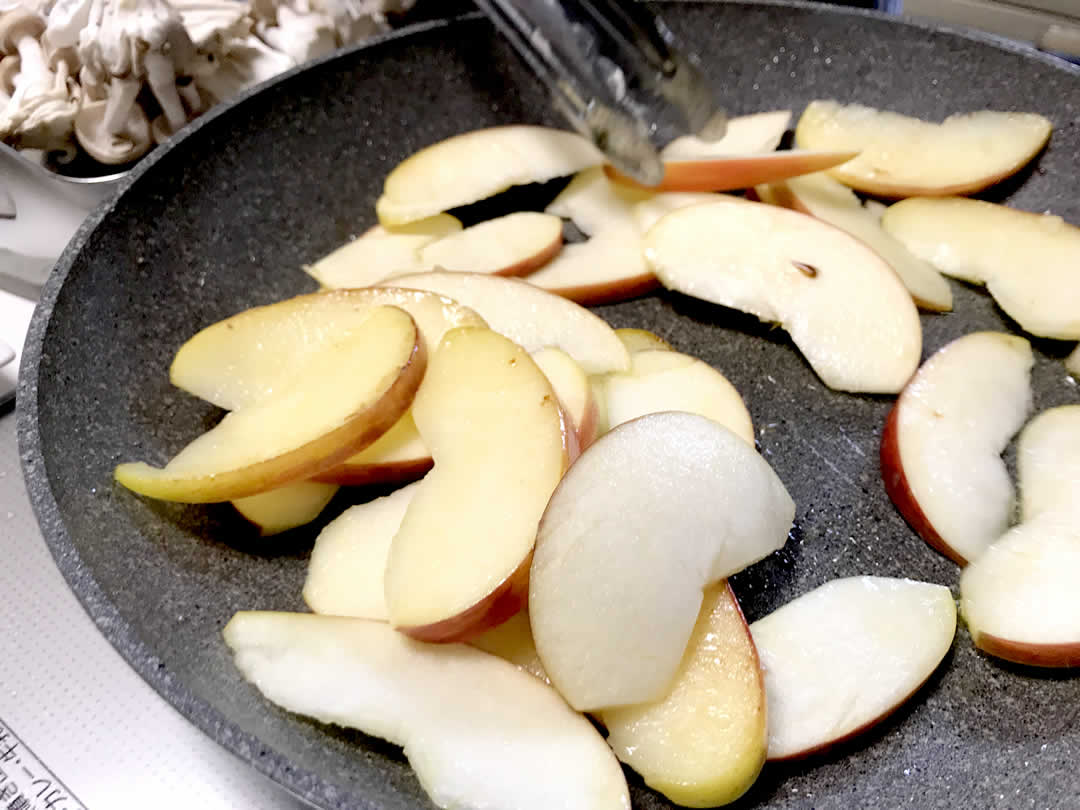 フライパンに残ったオイルでそのままリンゴを炒めます。