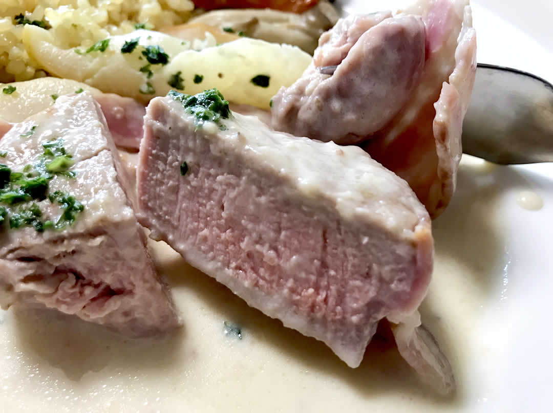 和豚もちぶたのフィレ肉は、ナイフを入れると切り口がほんのりピンク色。
