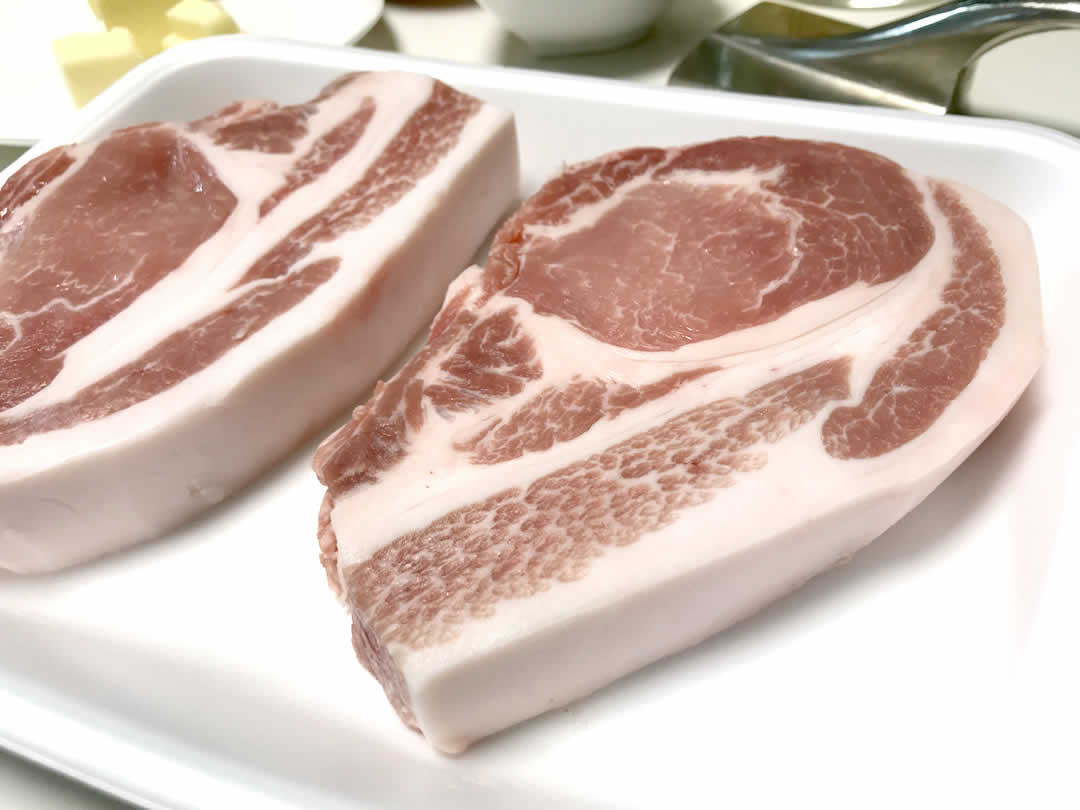 今回用意したのは、ずっしりと重い和豚もちぶたロース厚切り300gが2枚。厚みはとんかつ専門店で使うプロ仕様の2.5cm。まさに、お肉が主役のレシピです。