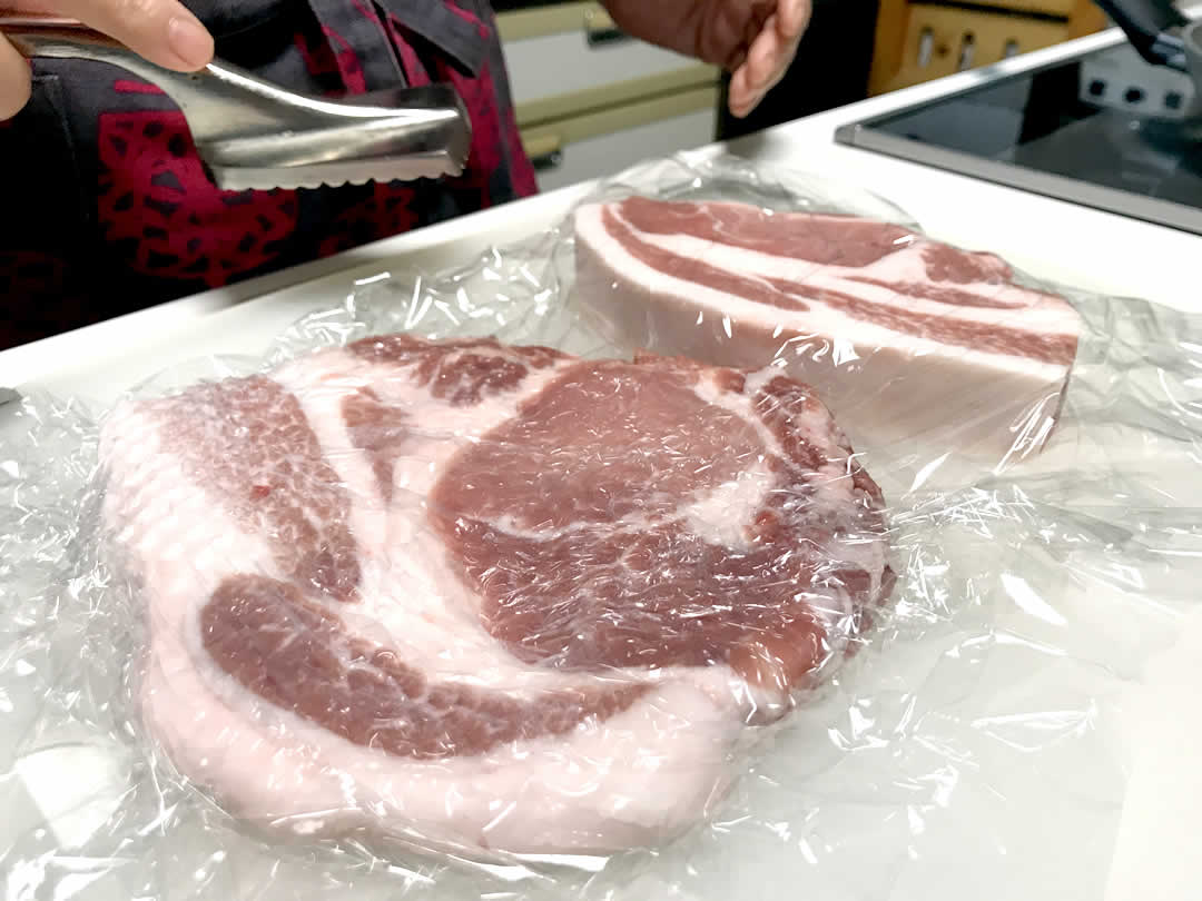 まず、厚切りのロース肉を軽く叩きます。お肉を叩くときは、まな板とお肉の上にそれぞれラップを敷いておくと、まな板も汚れず手早く調理を進められます。