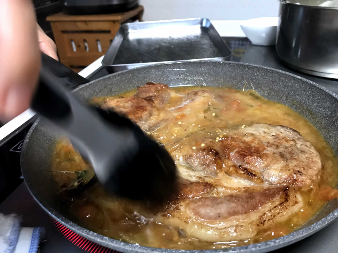 温めてあったお肉をフライパンに戻します。天板に肉汁がたまっていたらそれも一緒に戻しましょう。