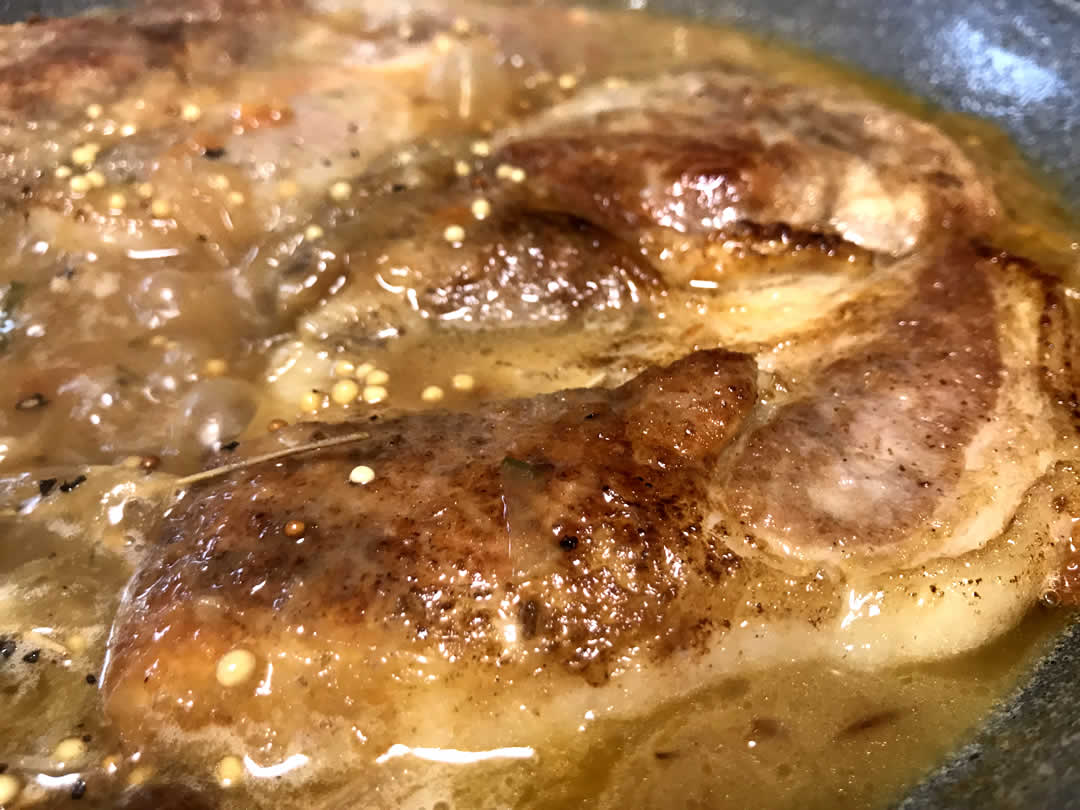 お肉にソースをなじませるように、さらに5分程度煮込みながら塩味を最終調整します。分厚いお肉もこれで完全に中まで火が通ります。