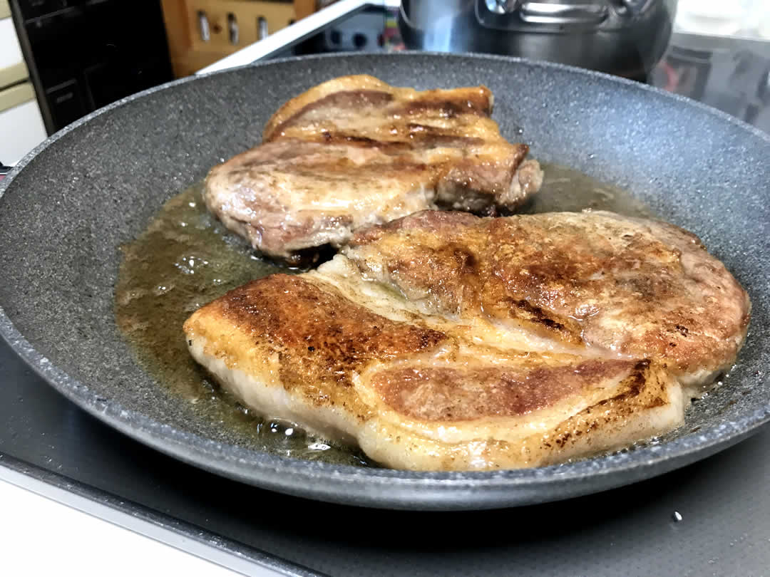 お肉にこんがりと焼き色が付きました。見つめるスタッフは、取材でなければこのまま食べたい勢い（笑）