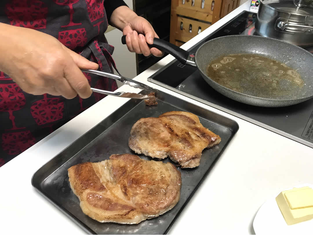 両面が焼けたらお肉をいったん取り出します。