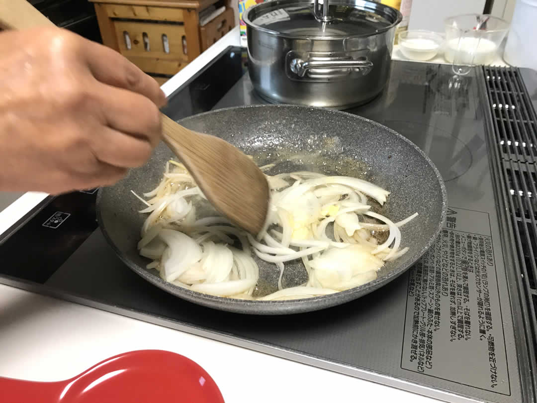 このオイルで玉ねぎを炒めます。フライドオニオンを作るイメージですね。今回も調味料は塩コショウのみ。玉ねぎの香りがソースの基本になります。こんがりと色がつくまで、玉ねぎの風味を引き出していきましょう。