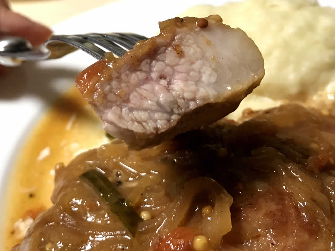和豚もちぶたのロース肉はとても柔らかく、こくのあるロースの旨味もそのまま。ソースがよくしみて絶妙のおいしさです。