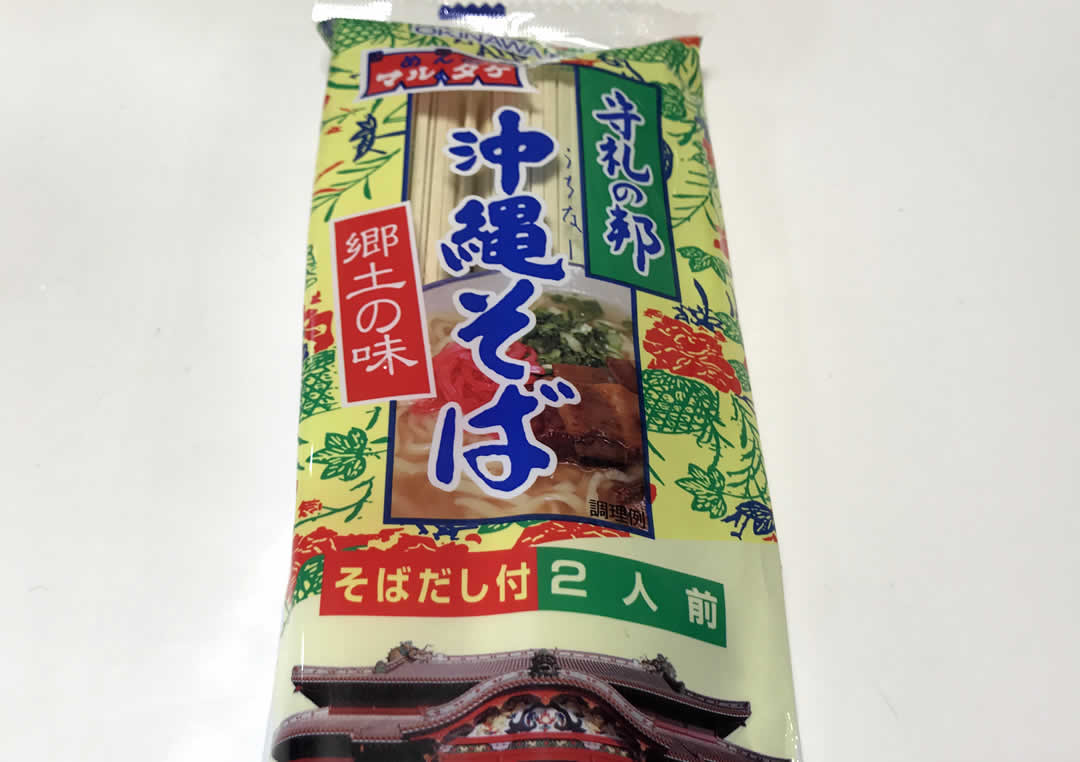 沖縄そばの麺の原料は小麦粉で、形状は島・地域によりさまざまですが細いきしめんのような平麺が主流。