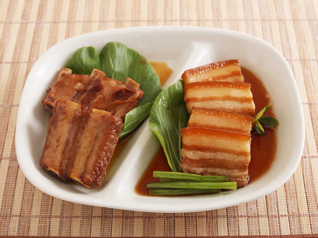 ちなみに沖縄の三大豚肉料理と言われるのが「ソーキ(スペアリブ)」「ラフテー(三枚肉の角煮)」「テビチ(豚足の煮込み)」。